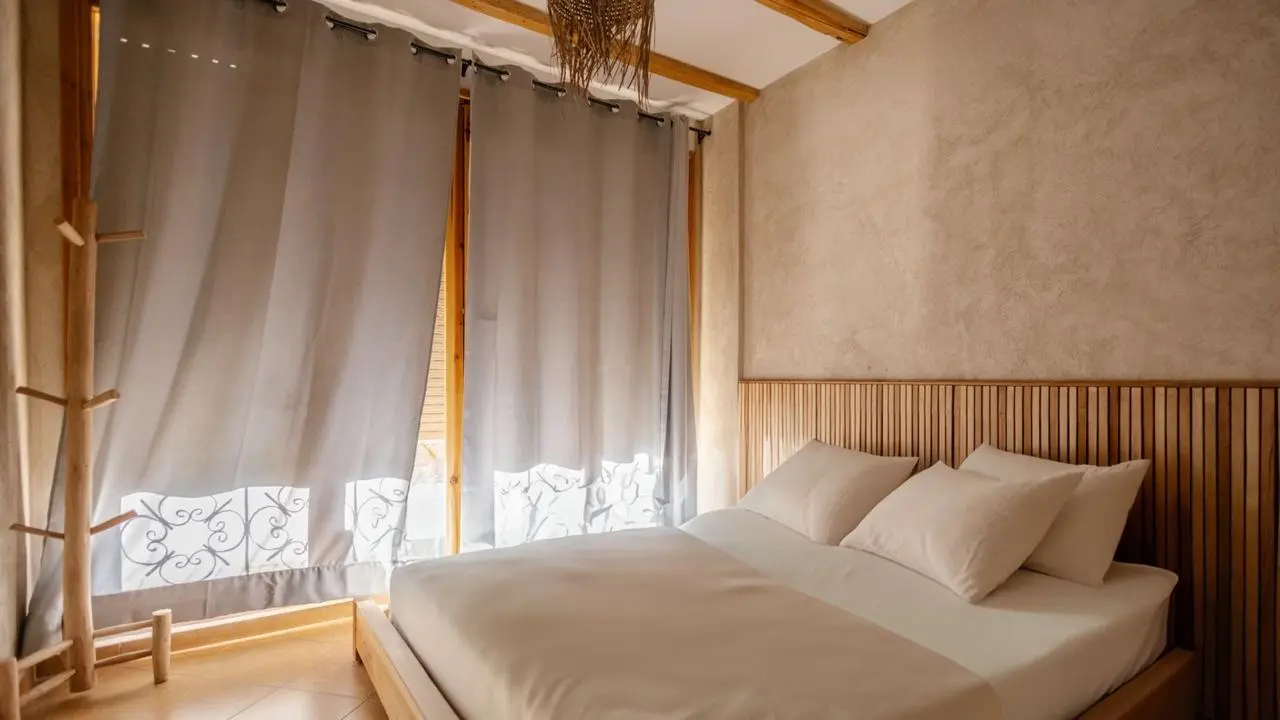 Another private room with natural wood details